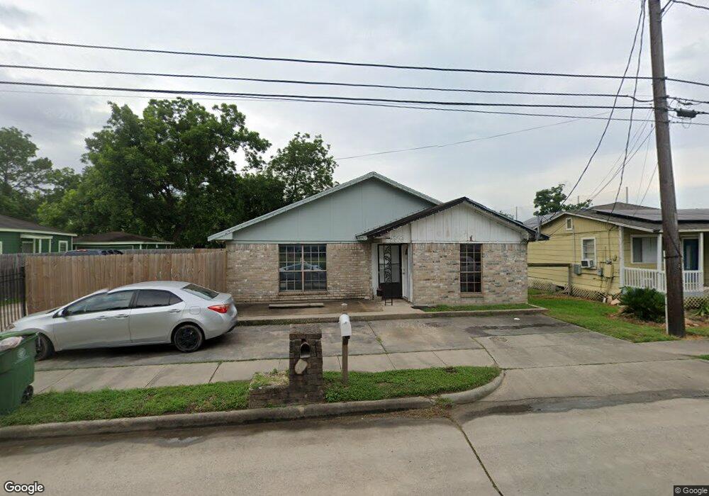 2529 S Victory Dr, Houston, TX 77088 - photo 1
