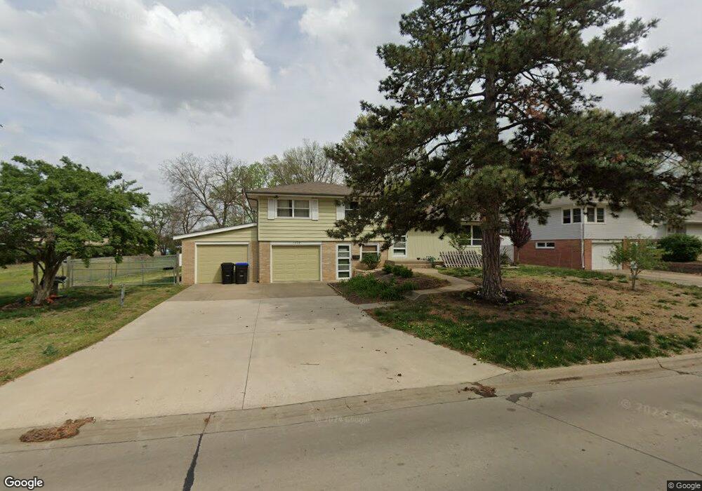 1272 SW Mcalister Ave, Topeka, KS 66604 - photo 1