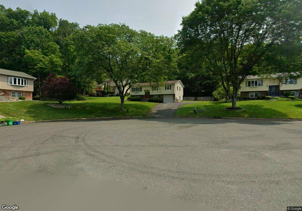 9 Queens Ct, Orangeburg, NY 10962 - photo 1