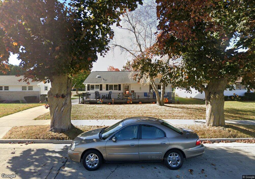 1211 Orchard Dr, Manitowoc, WI 54220 - photo 1