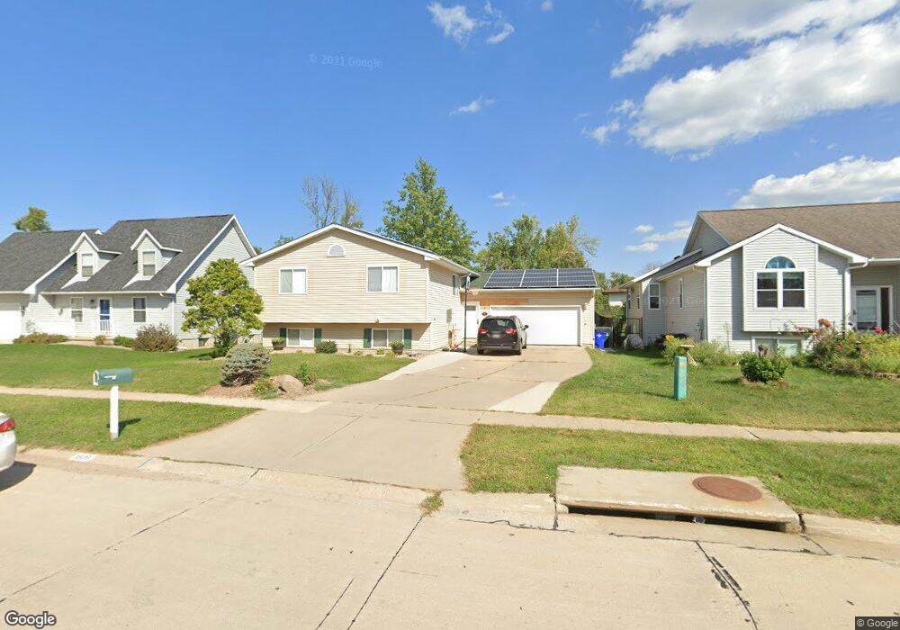 3505 King Dr SW, Cedar Rapids, IA 52404 - photo 1