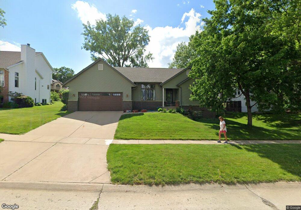 1824 Greentree Ct NW, Cedar Rapids, IA 52405 - photo 1