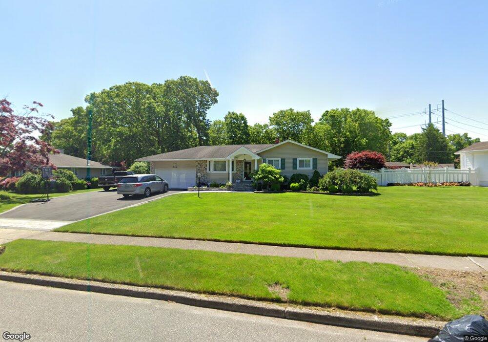 20 Gannet Dr, ComMacK, NY 11725 - photo 1