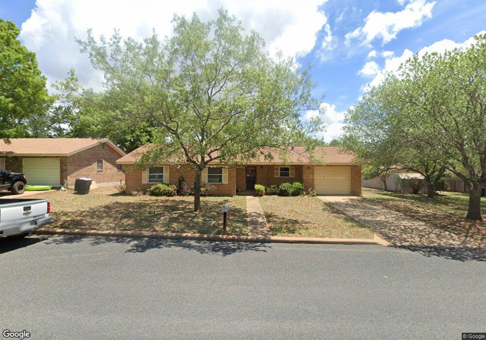 208 Westmoor St, Fredericksburg, TX 78624 - photo 1