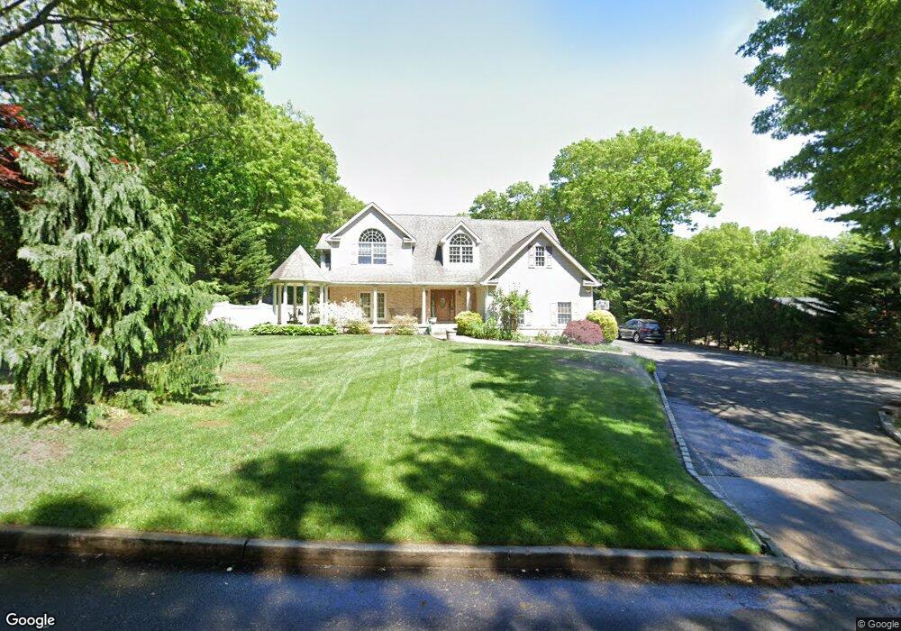 10 Broadview Dr, ComMacK, NY 11725 - photo 1