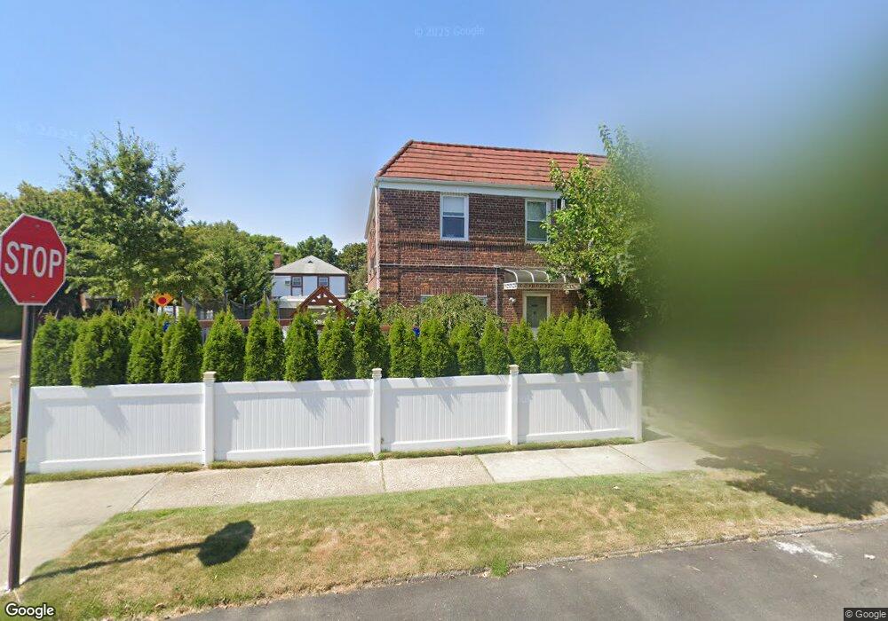 7652 169th St, Fresh Meadows, NY 11366 - photo 1