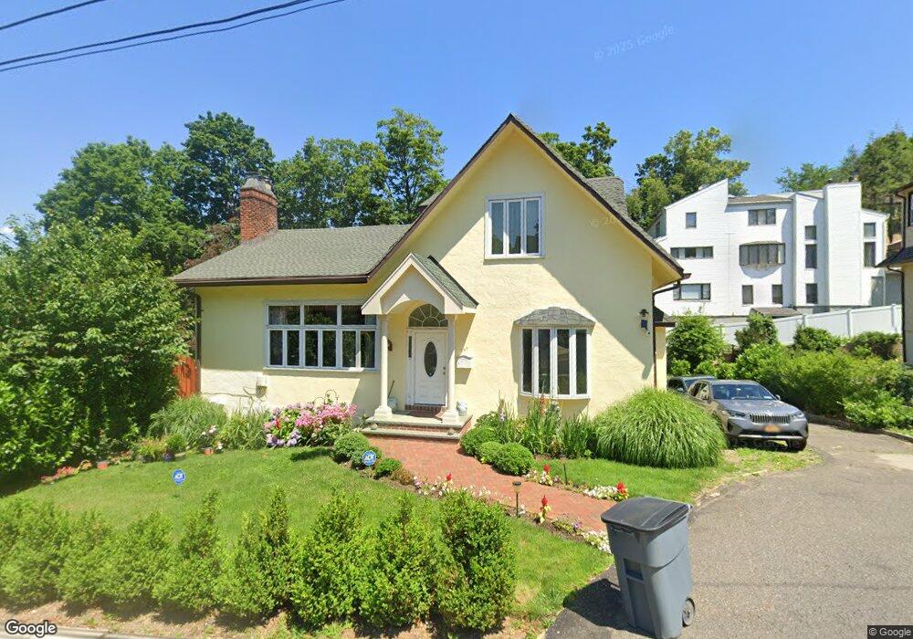 237 Thompson Shore Rd, Manhasset, NY 11030 - photo 1