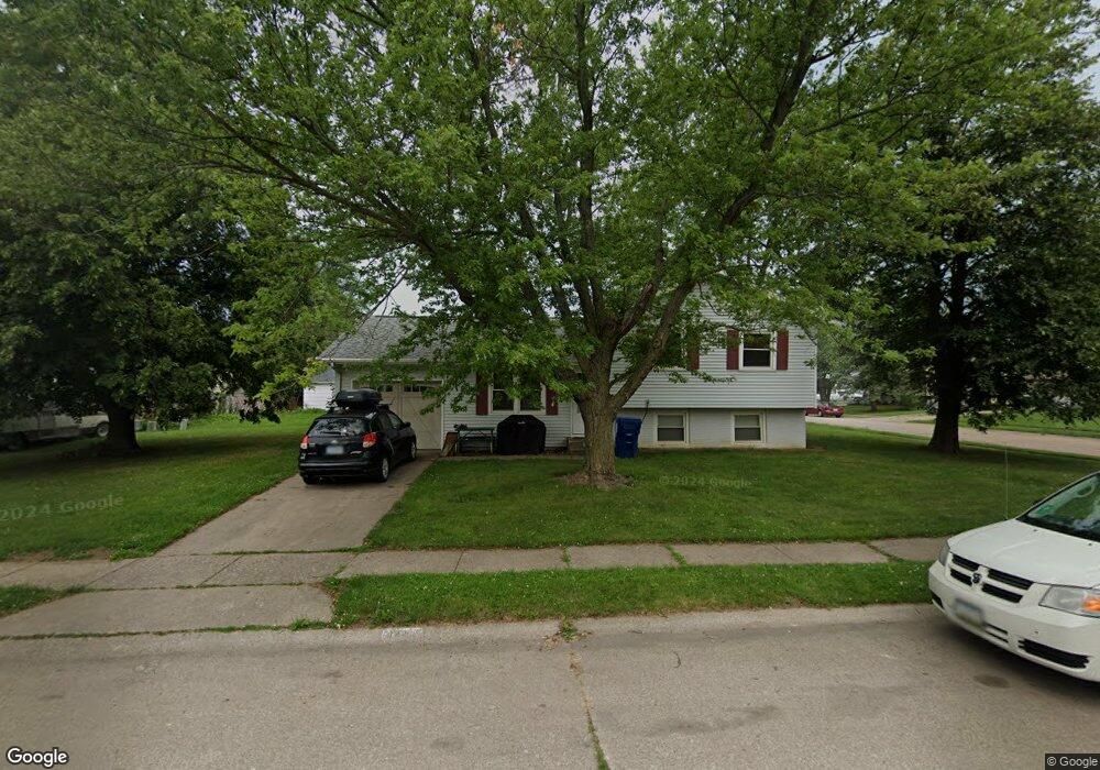 1915 W 55th St, Davenport, IA 52806 - photo 1