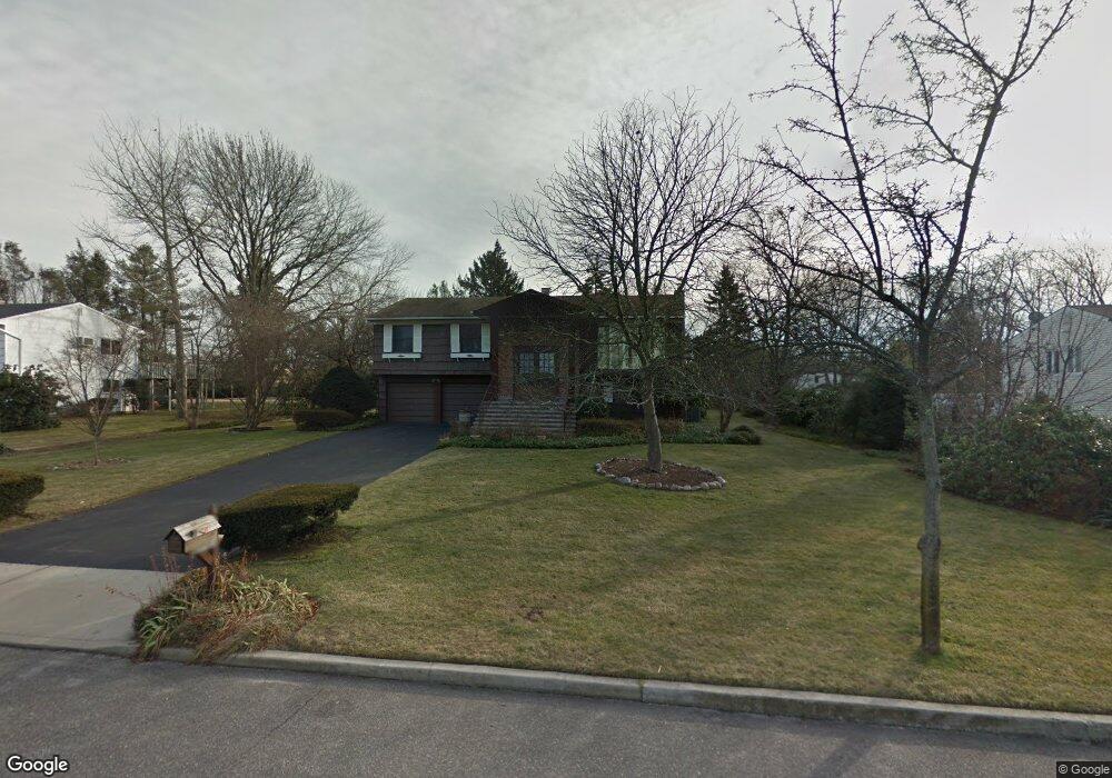 8 Delmar Ln, ComMacK, NY 11725 - photo 1