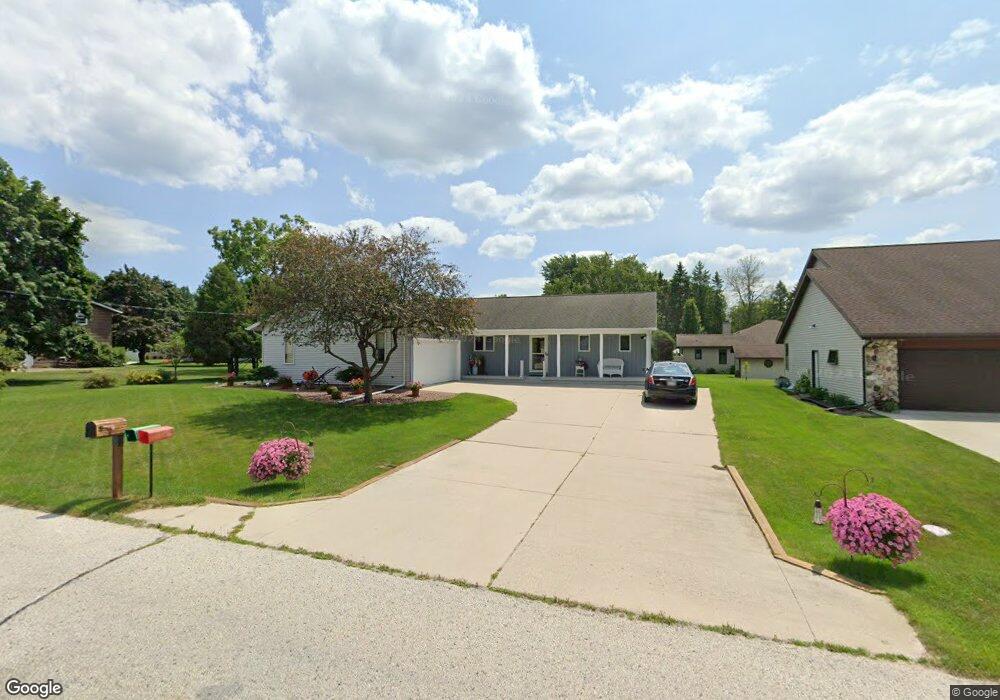 4511 Harvest Cir, Manitowoc, WI 54220 - photo 1