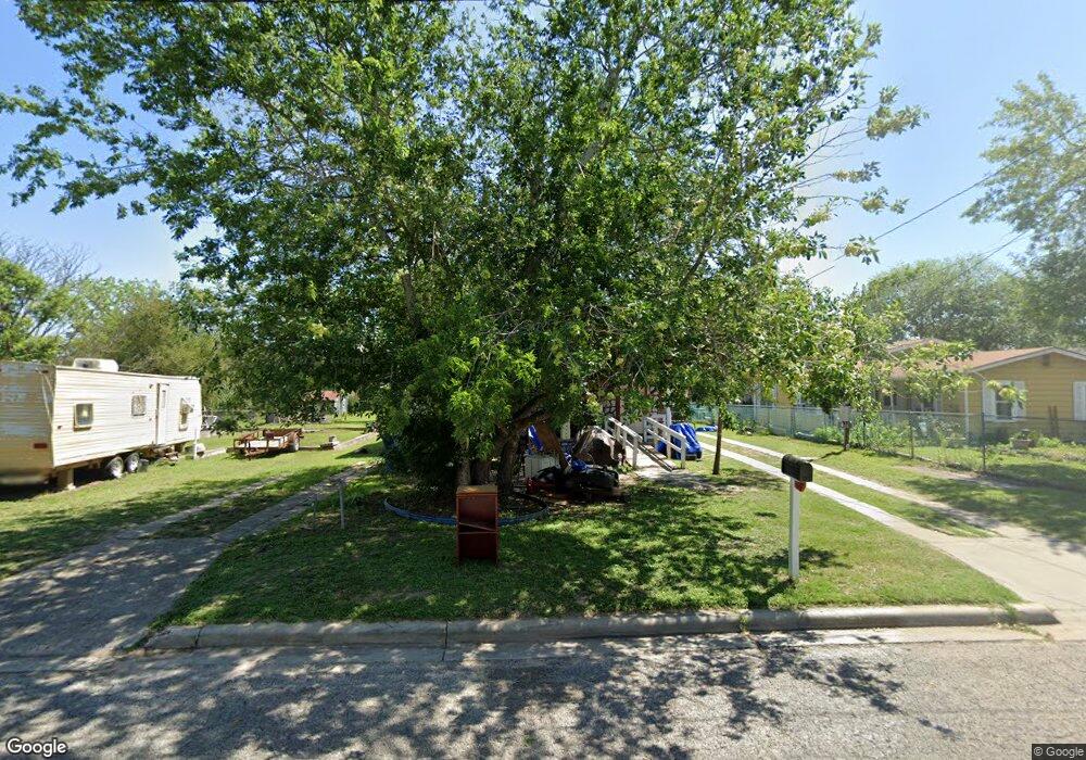 404 N Berry St, Beeville, TX 78102 - photo 1