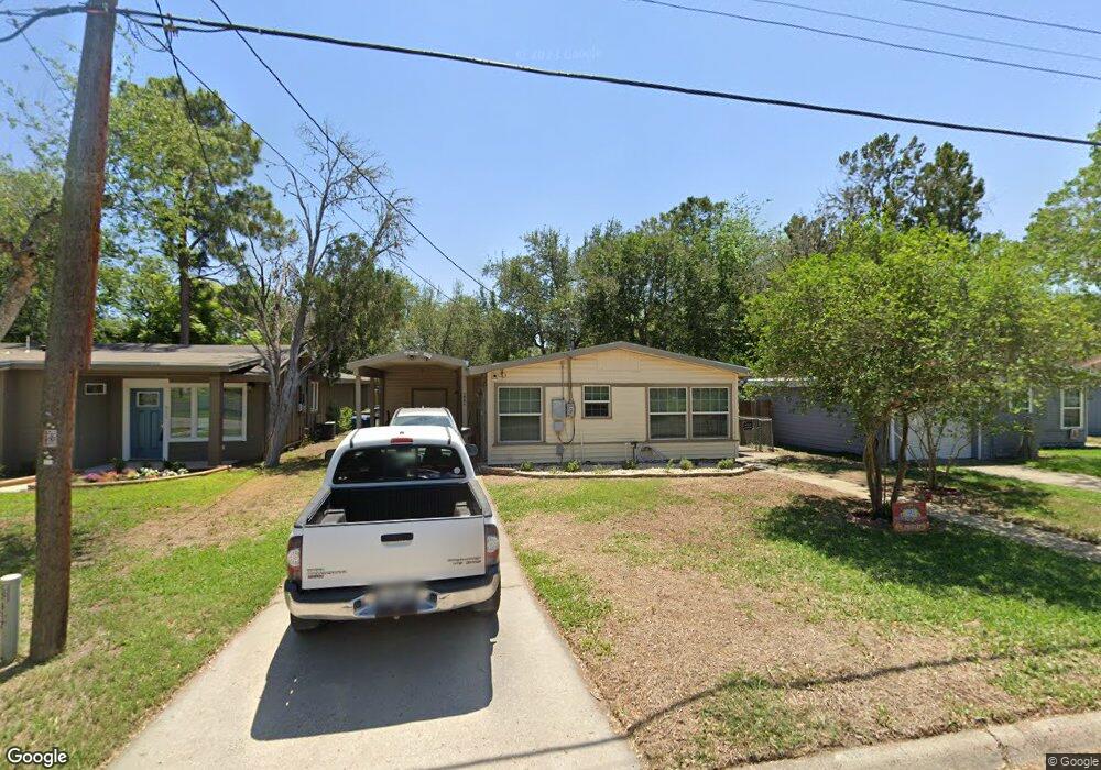 908 E Huntington St, Beeville, TX 78102 - photo 1