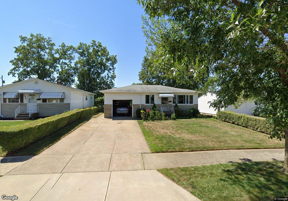 1820 Ridgeview Dr, Wickliffe, OH 44092 - photo 1