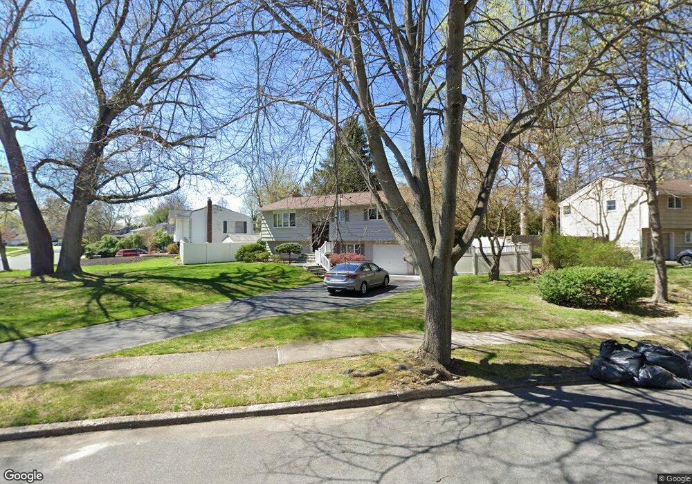 2 Melrose Ln, ComMacK, NY 11725 - photo 1