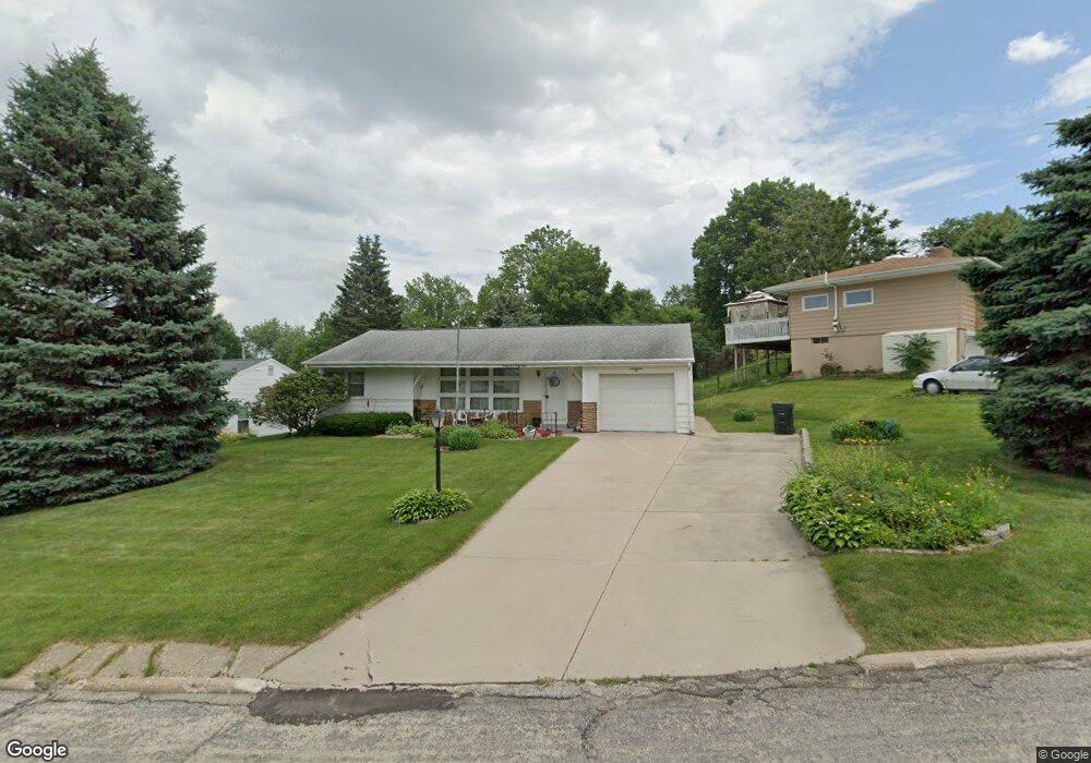 2163 Chandler St SW, Cedar Rapids, IA 52404 - photo 1