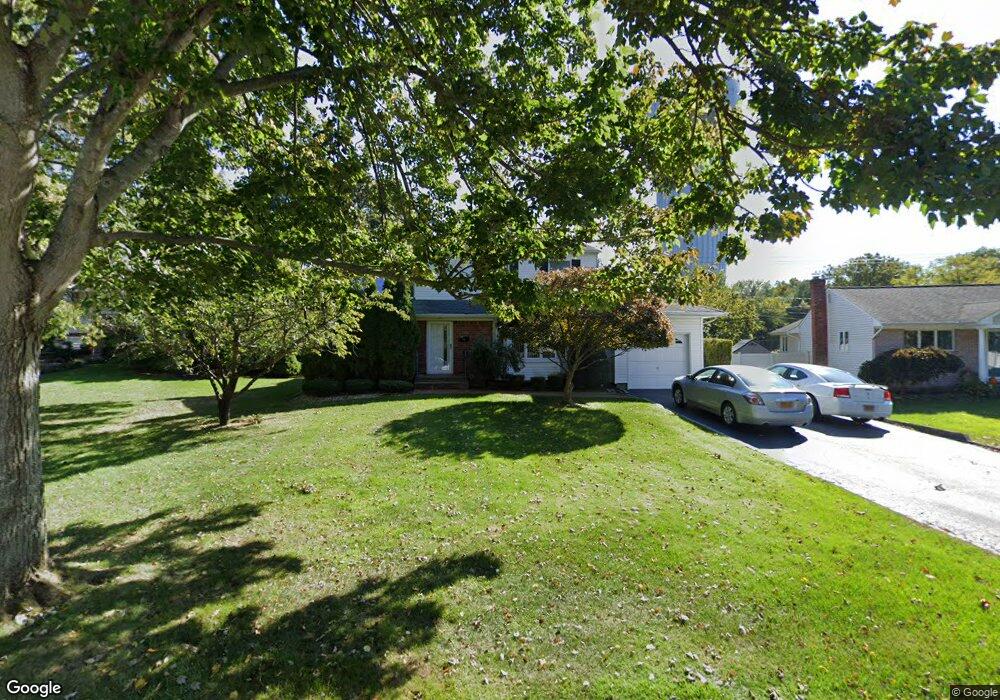 26 Tyram Ln, ComMacK, NY 11725 - photo 1