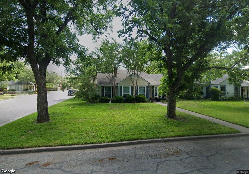 401 Bellevue Dr, Cleburne, TX 76033 - photo 1