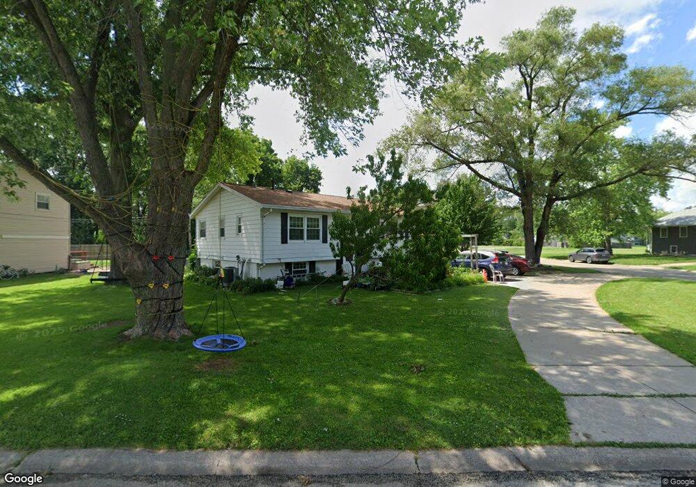 1040 Parkway Dr, Bettendorf, IA 52722 - photo 1