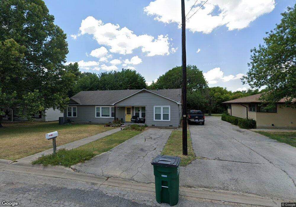 1301 Hillcrest Blvd, Gainesville, TX 76240 - photo 1