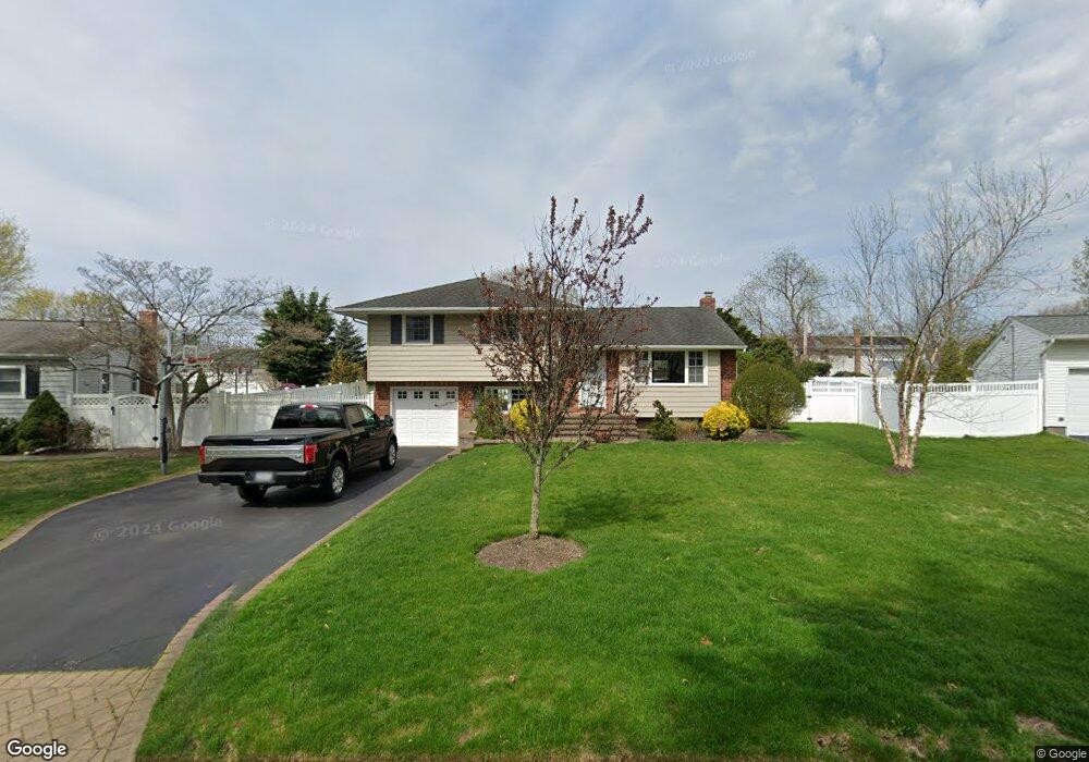12 Sparton Ln, ComMacK, NY 11725 - photo 1