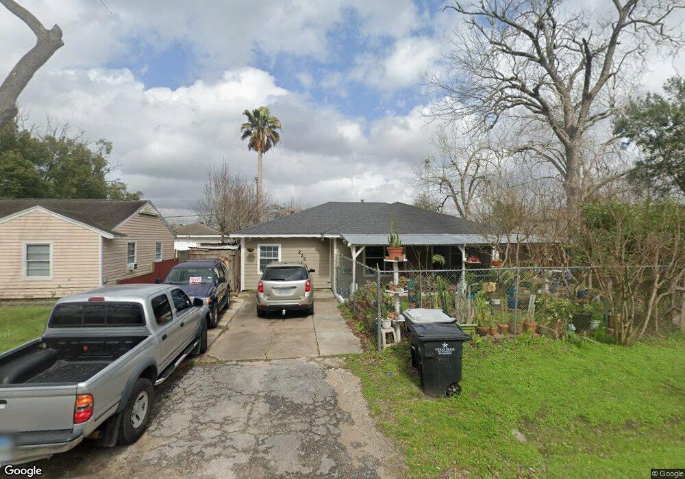 220 Mclemore Dr, Alvin, TX 77511 - photo 1