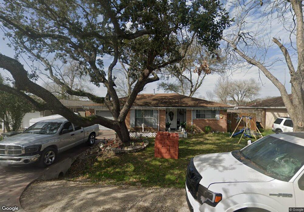317 Pennington Dr, Alvin, TX 77511 - photo 1