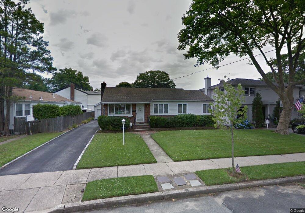 82 Mcintosh Ct, Malverne, NY 11565 - photo 1