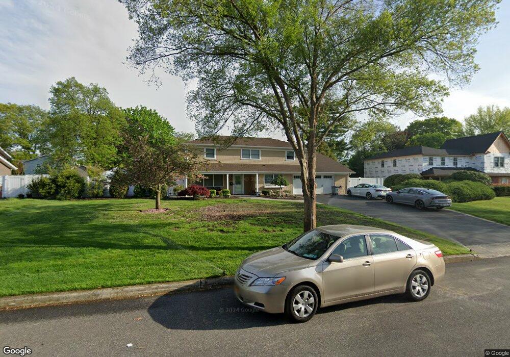 17 Marshmellow Dr, ComMacK, NY 11725 - photo 1