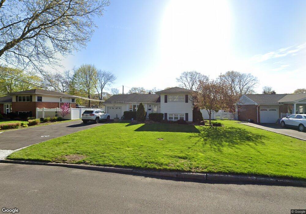 21 Niagara Ln, ComMacK, NY 11725 - photo 1