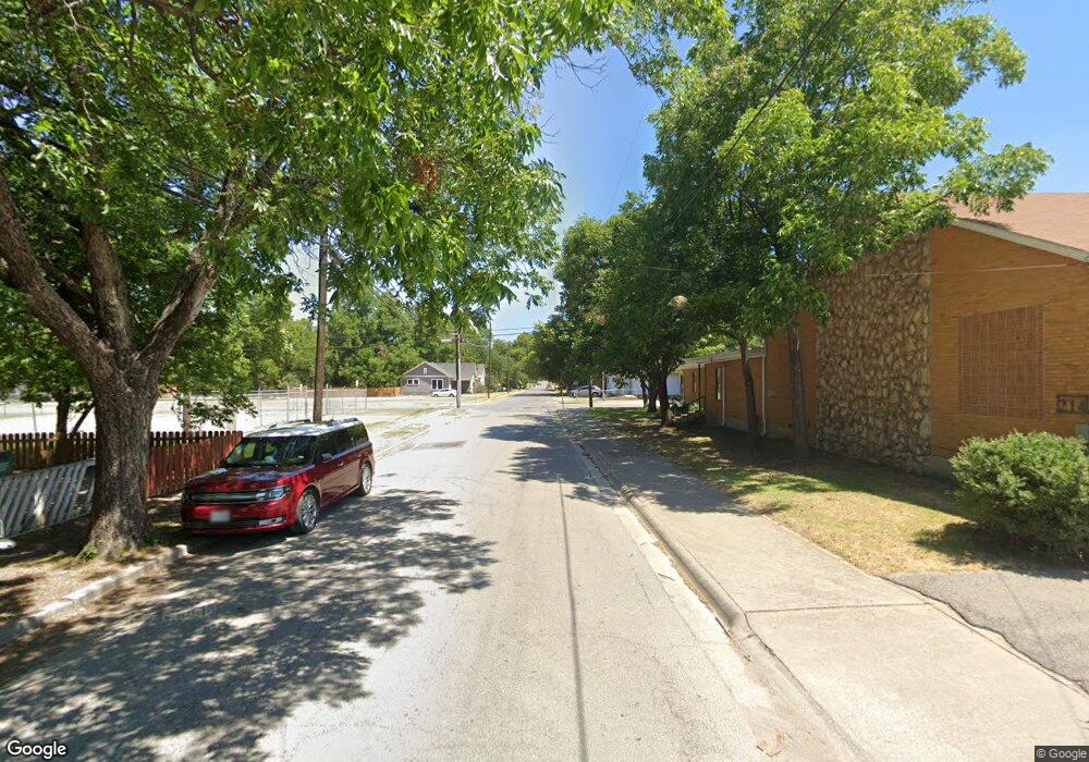 211 N Taylor St, Gainesville, TX 76240 - photo 1