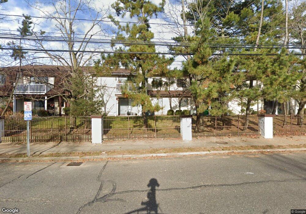 16 Cambridge Dr W unit 16, Copiague, NY 11726 - photo 1