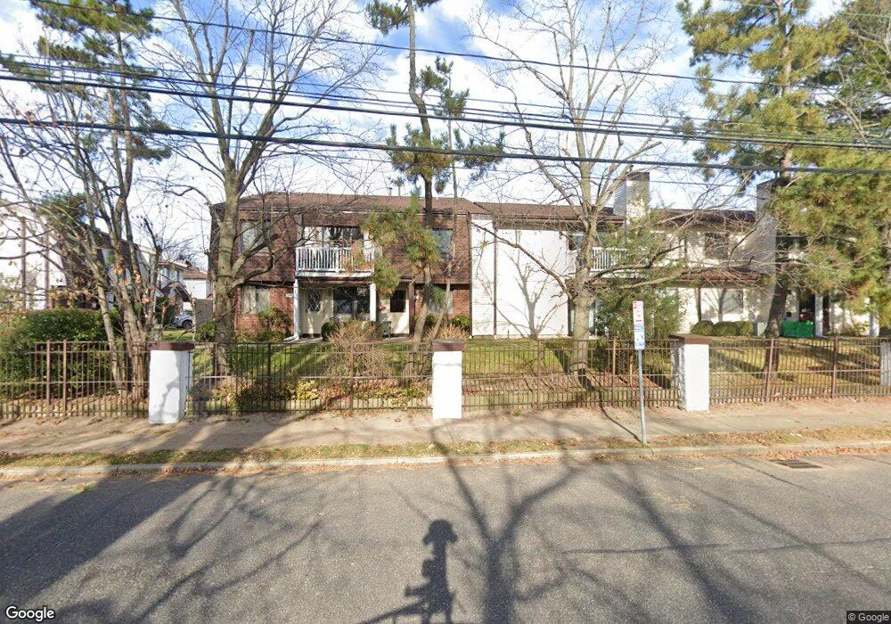 17 Cambridge Dr W unit 17 W, Copiague, NY 11726 - photo 1