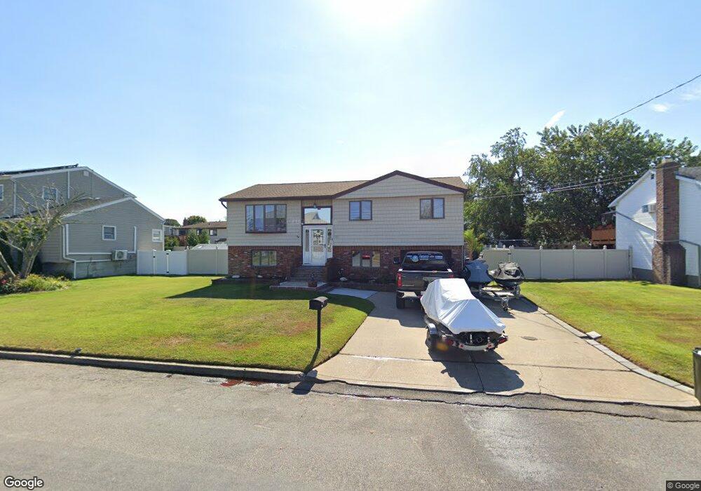 241 Verona Pkwy, Lindenhurst, NY 11757 - photo 1