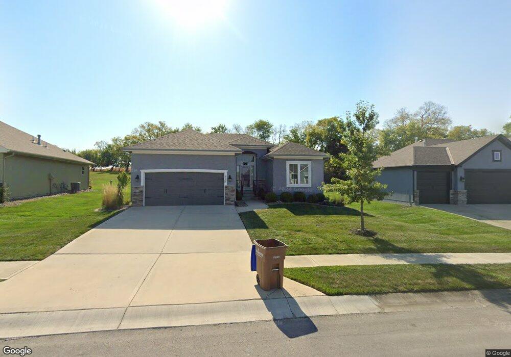 2005 Creekview Ln, Raymore, MO 64083 - photo 1