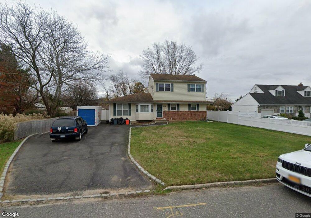 43 Terry Ln, ComMacK, NY 11725 - photo 1