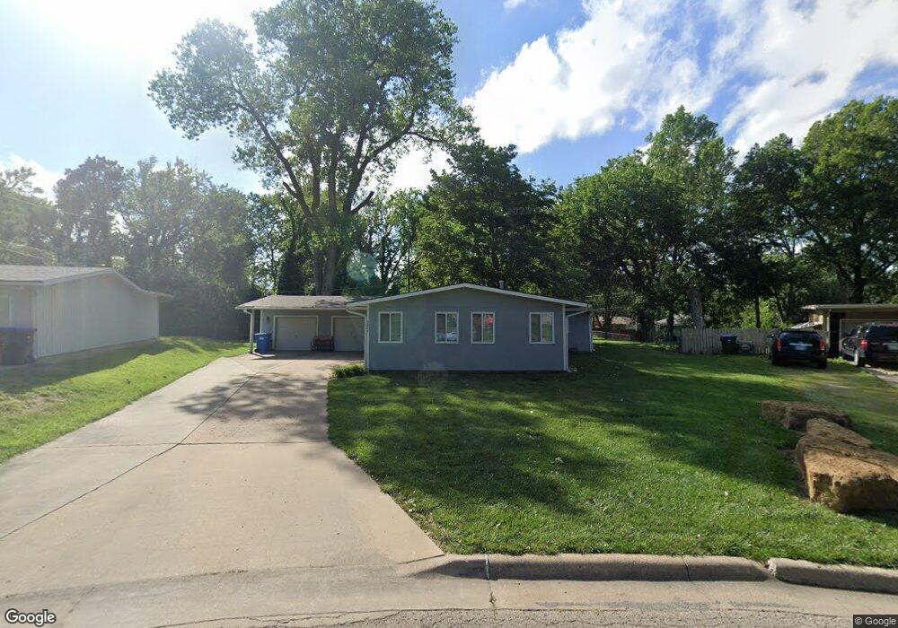 3215 SW Westview Ave, Topeka, KS 66611 - photo 1
