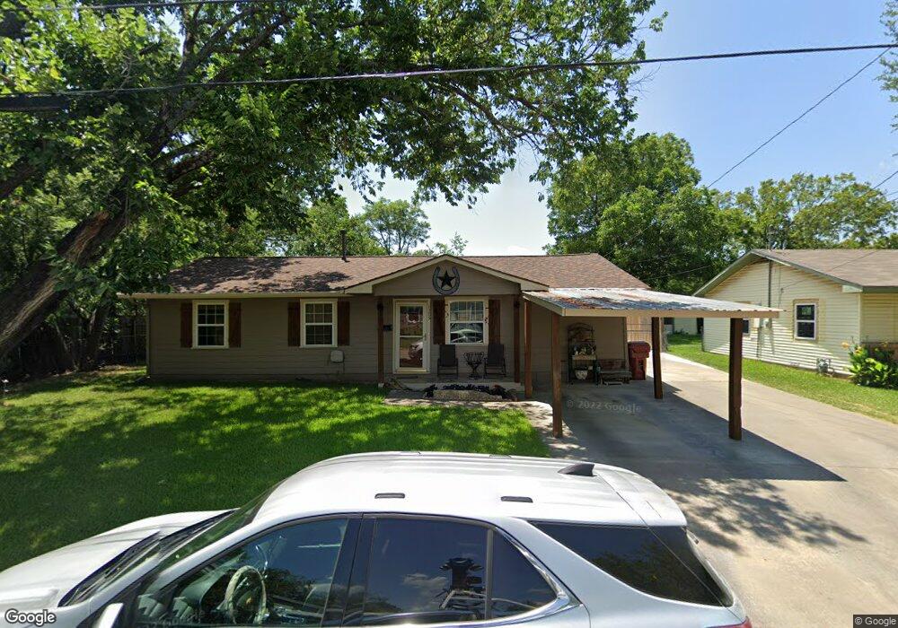 1305 Pine St, Bonham, TX 75418 - photo 1