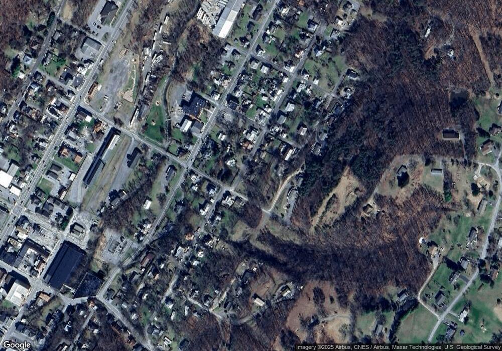 195 S Laurel Ave, Berkeley Springs, WV 25411 - photo 1