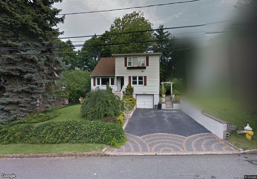 7 Arbor St, Great Neck, NY 11021 - photo 1