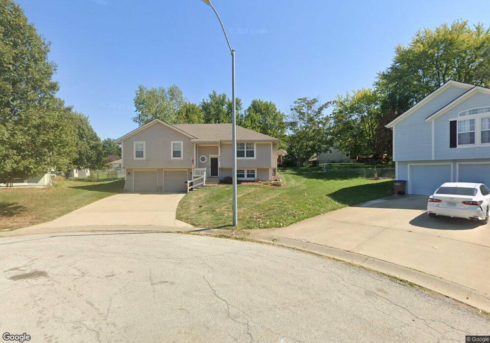 316 Shenandoah Dr, Raymore, MO 64083 - photo 1