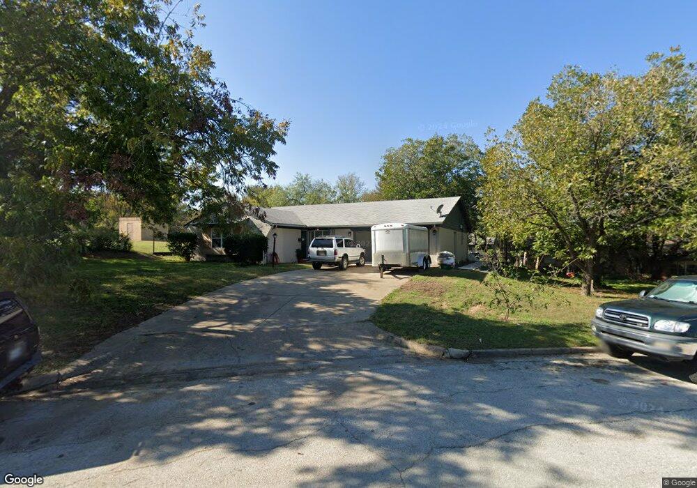 521 NE 4th St, Grand Prairie, TX 75050 - photo 1