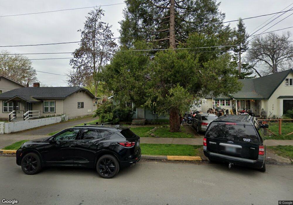 718 NE 8th St, Grants Pass, OR 97526 - photo 1