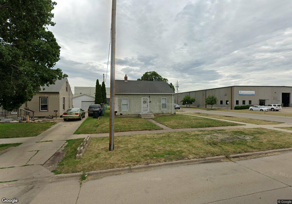 301 9th St NW, Cedar Rapids, IA 52405 - photo 1