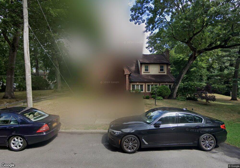 75 Edgewood Rd, Rockville Centre, NY 11570 - photo 1