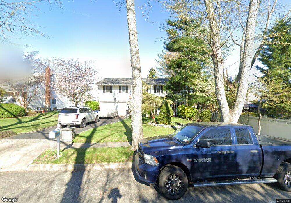 4 Cherokee Ln, ComMacK, NY 11725 - photo 1