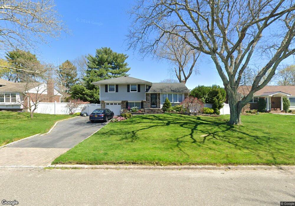 7 Sycamore Ln, ComMacK, NY 11725 - photo 1