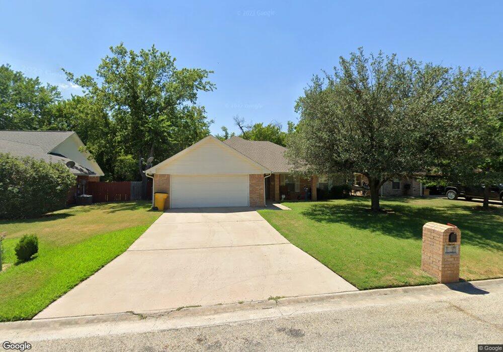 1011 Oxford Dr, Gainesville, TX 76240 - photo 1
