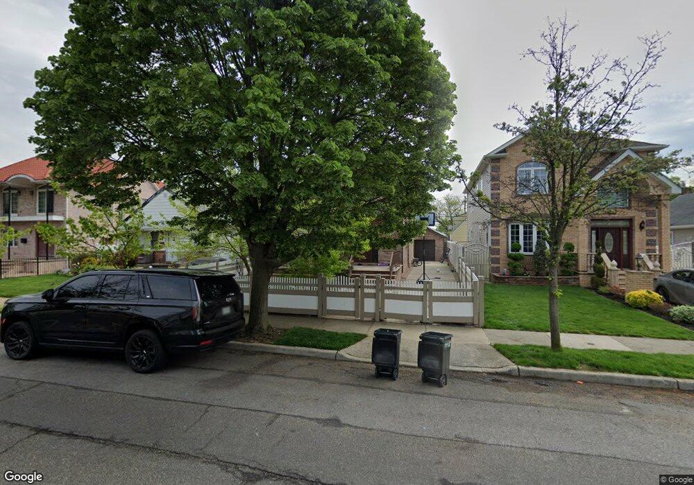 8055 267th St, Glen Oaks, NY 11004 - photo 1