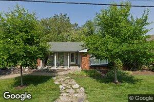 2135 Lakeview Dr, Saint Louis, MO 63131