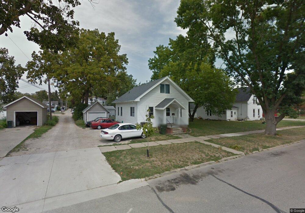 611 W 4th St, Cedar Falls, IA 50613 - photo 1